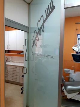 Dres. Echeverria Arrieta puerta del consultorio 